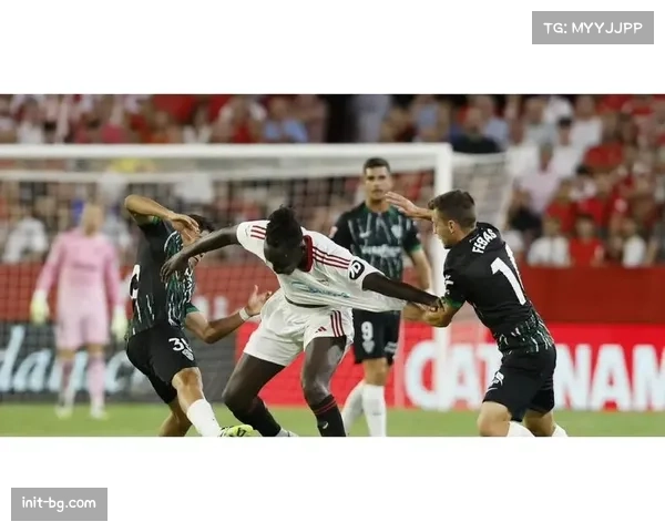 直播画面显示,塞维利亚球员因比赛节奏过快,上半场末段已出现抽筋迹象 直播画面显示,塞维利亚球员因比赛节奏过快,上半场末段已出现抽筋迹象